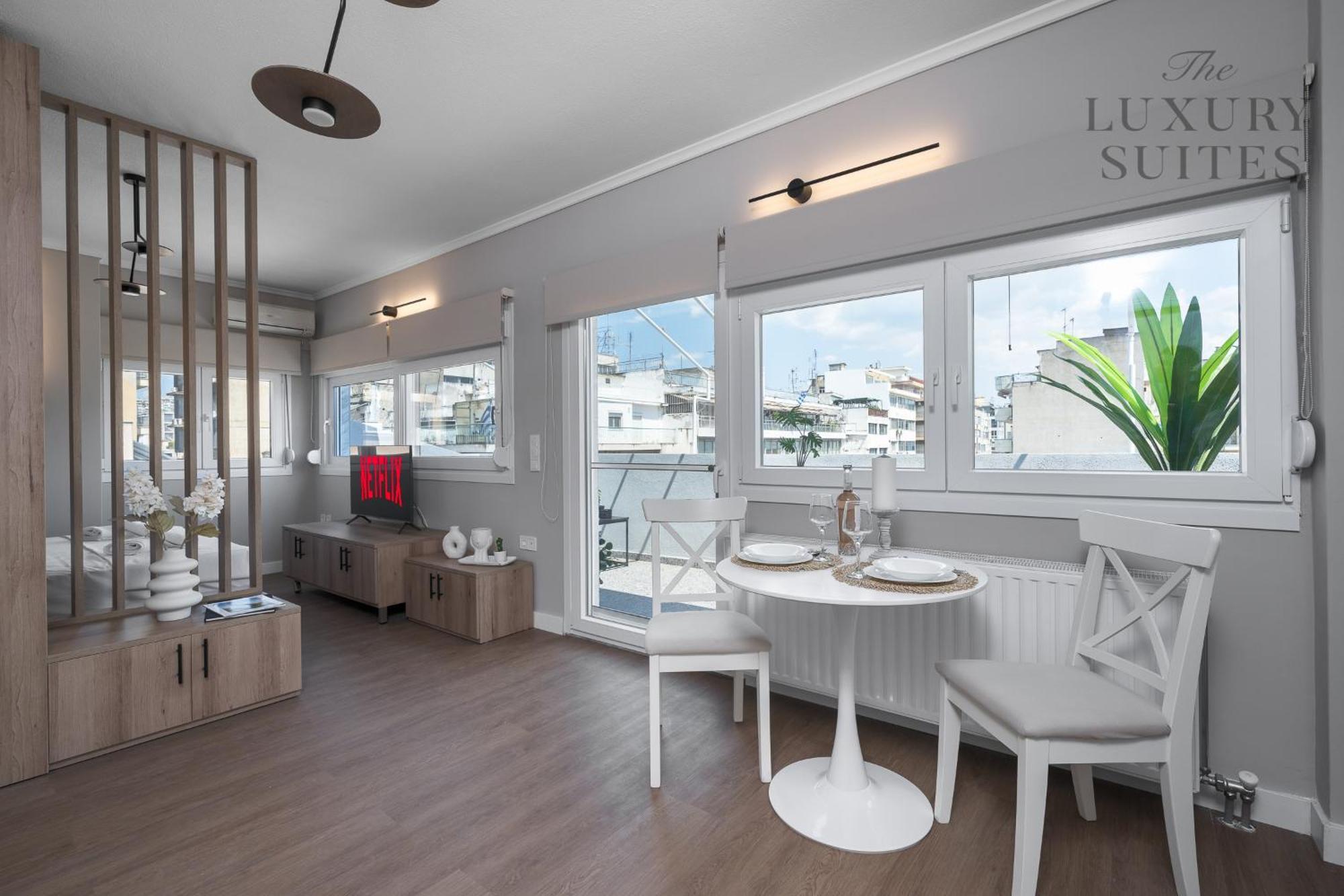 Nephele Jacuzzi Suites, The Luxury *